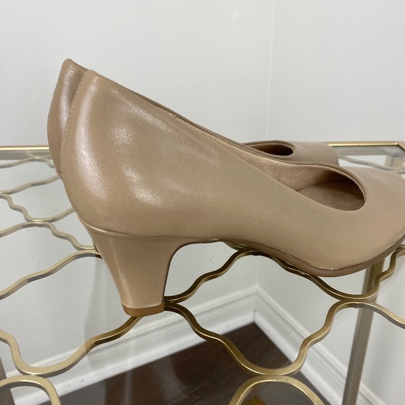AEROSOLES Taupe Pumps Soft Cushioned Insole Rubber Sole Size 7,  2.25" Heel NWOT - Picture 8 of 9